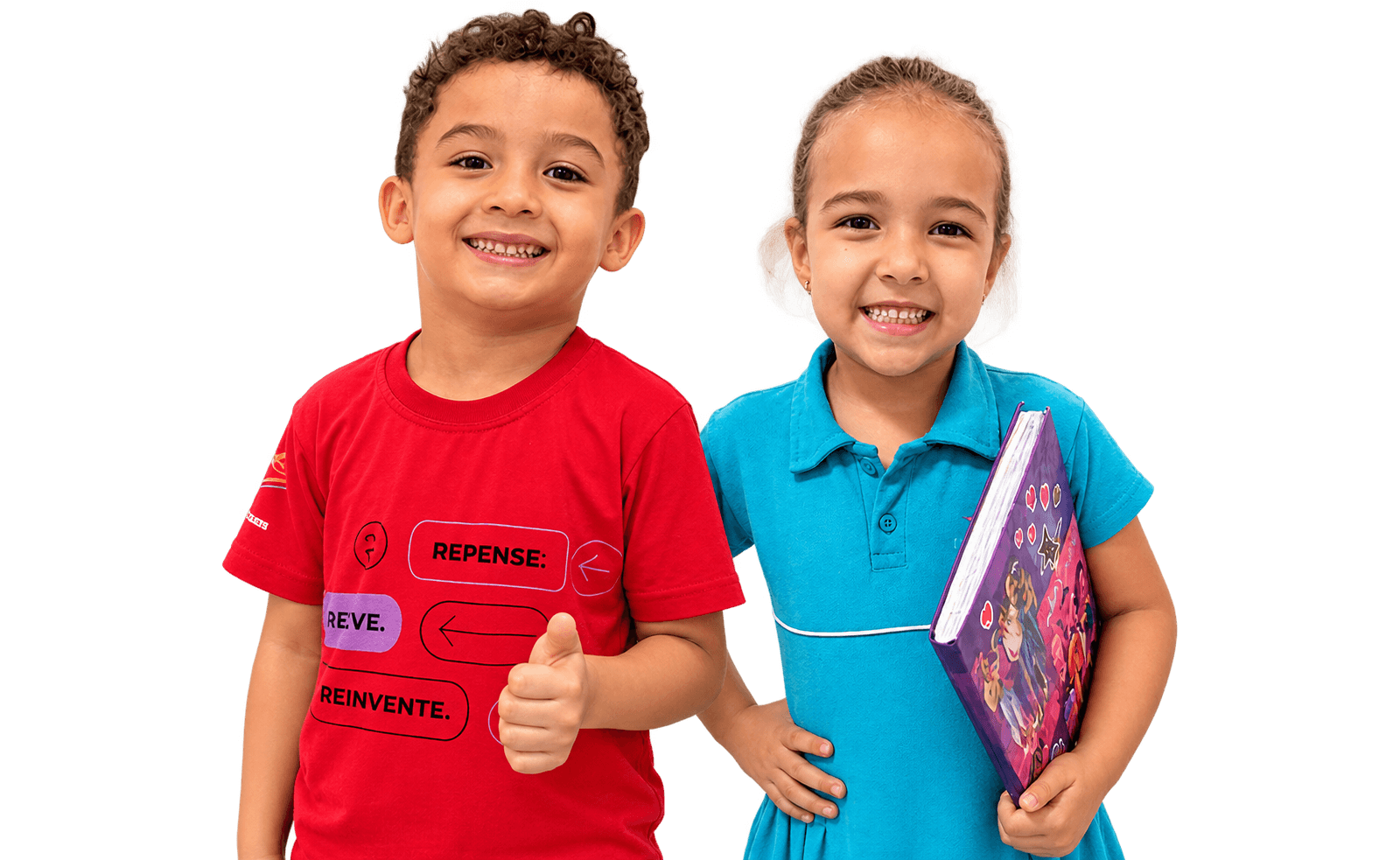 Aluno de camiseta vermelha fazendo sinal de positivo e aluna de uniforme azul segurando um livro, os dois sorrindo